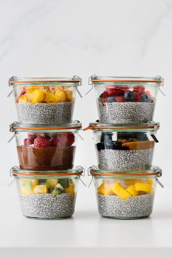 Assortiment de skyr & chia pudding avec fruits frais